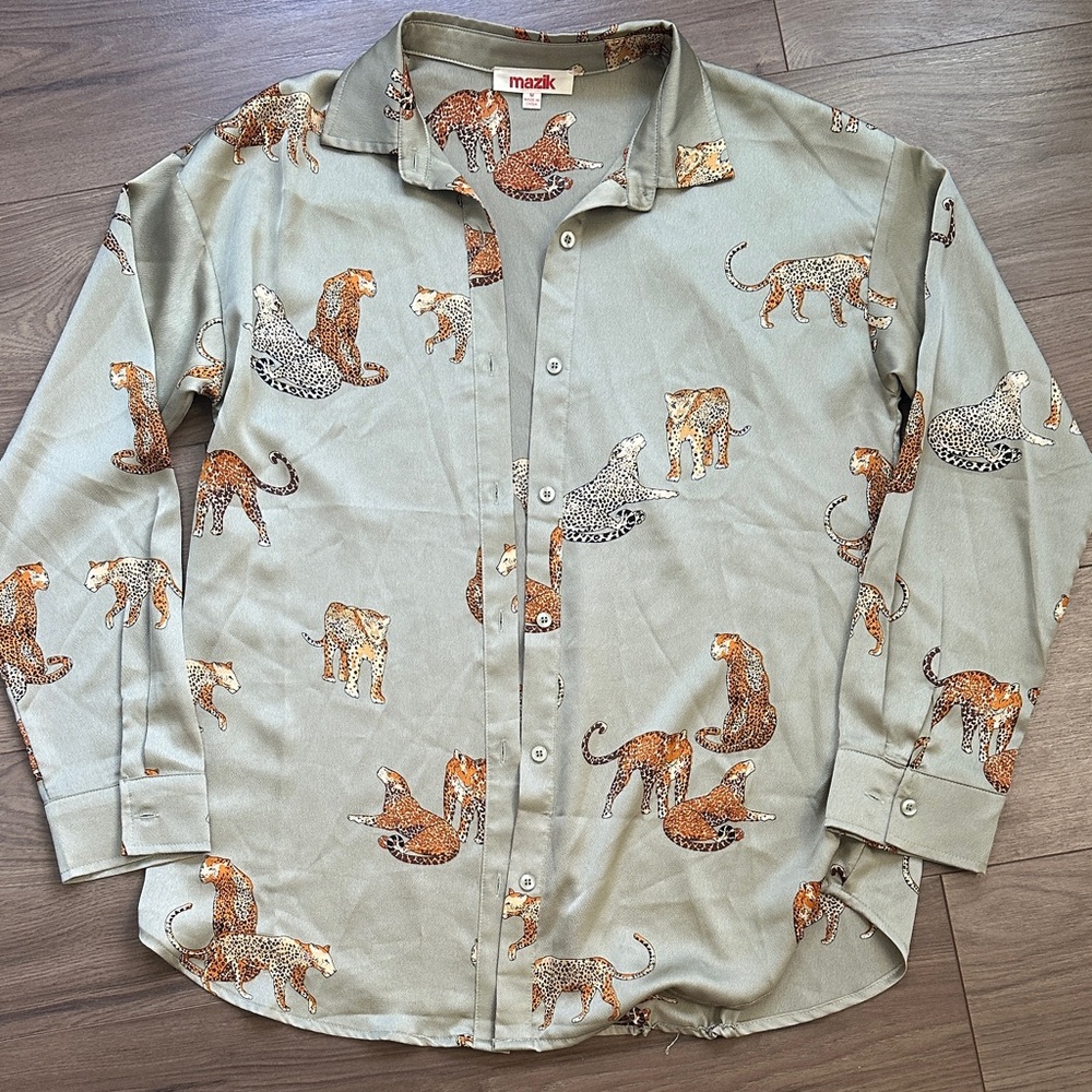 Mazik leopard shirt with sage green background. Size medium